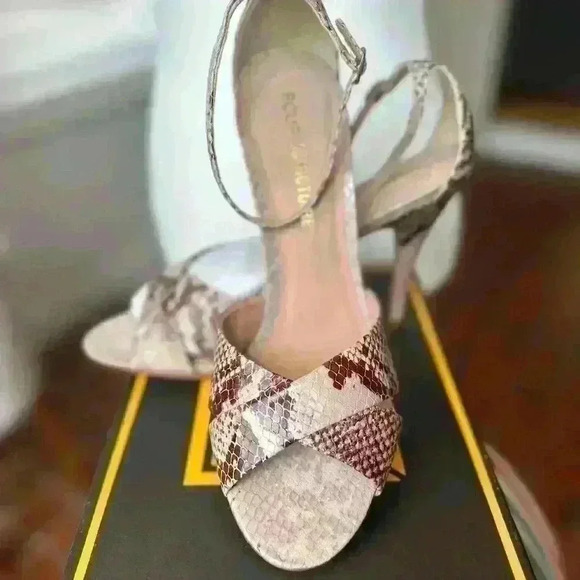 Pour La Victoire Kalinda Taupe Shadow Snake Sanders  -NIB - Size 9.5M - Picture 2 of 6